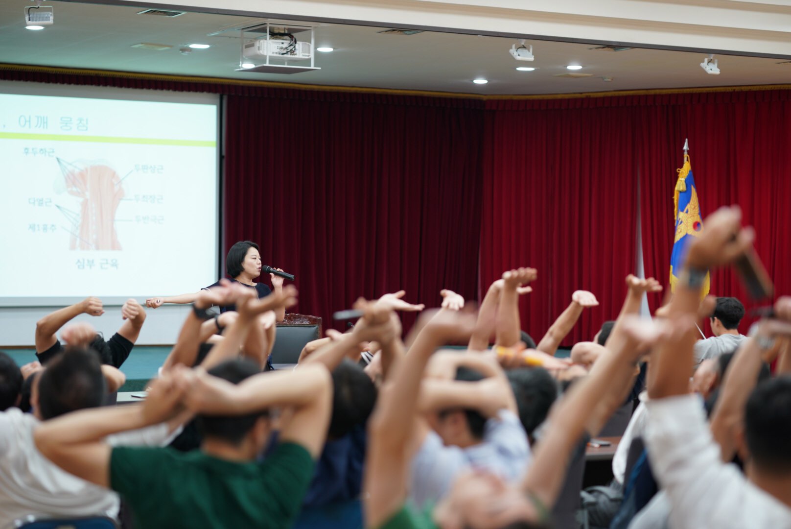 목과 어깨 뭉침에 관여하는 심부 근육 — 후두하근, 두판상근, 두최장근, 두반극근, 다열근을 표시한 강의 화면