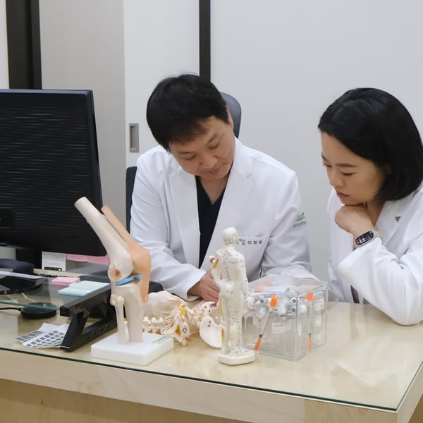 관절 모형을 함께 살피는 원장님들