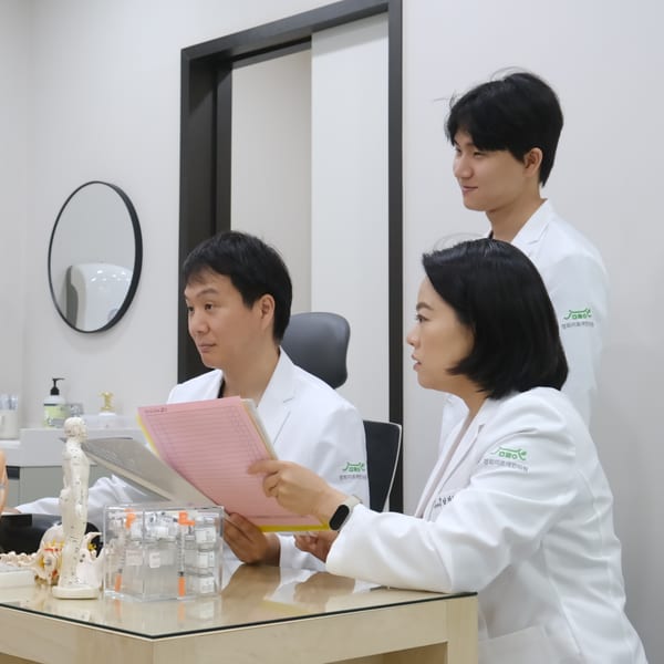 진료 기록을 함께 검토하는 원장님들
