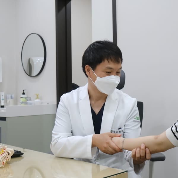 환자를 진찰하는 모습